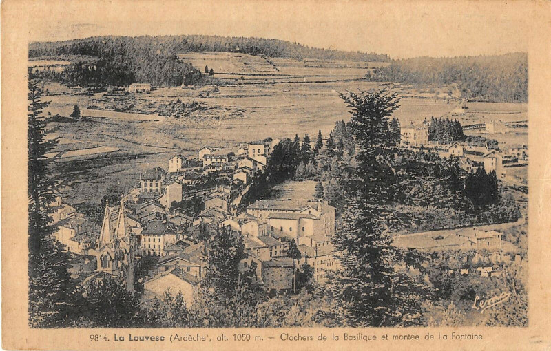 Carte postale ancienne La Louvesc Clochers De La Basilique Montee De La Fontaine