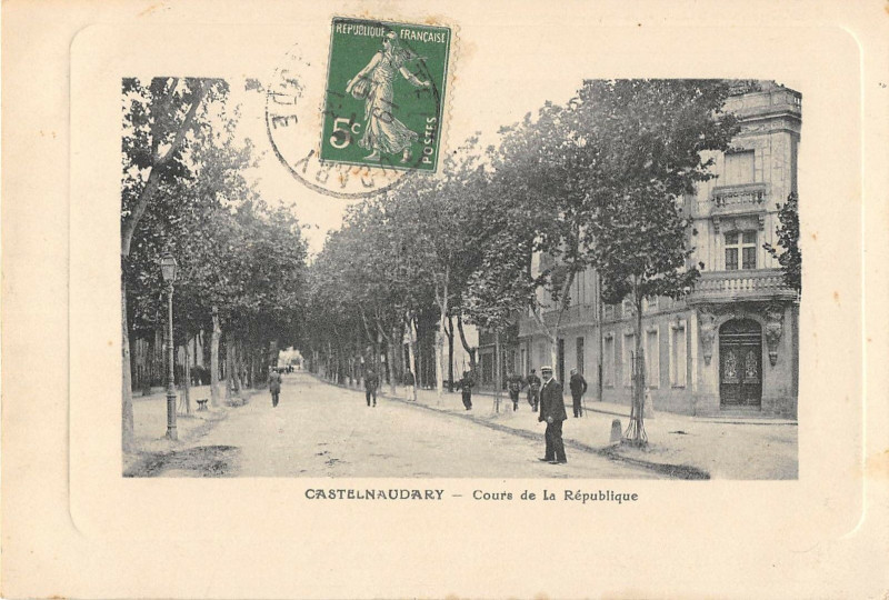 Carte postale ancienne Castelnaudary Cours De La Republique à Castelnaudary