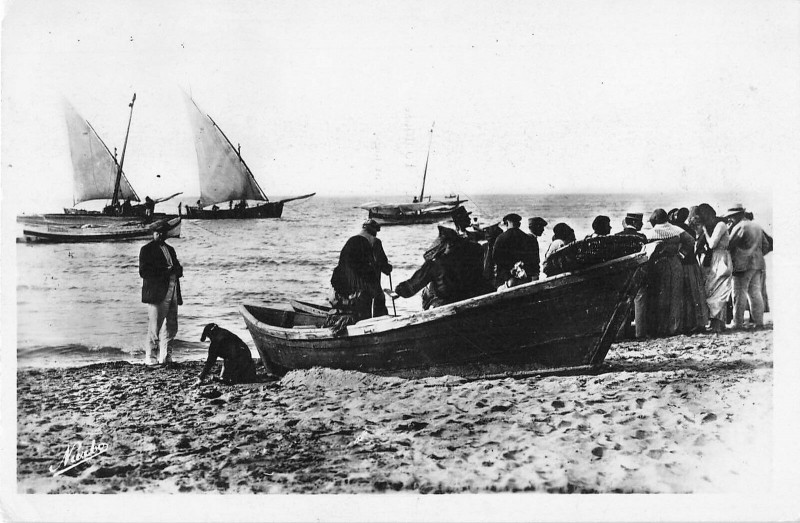 Carte postale ancienne Valras Plage Pecheurs Et Bateaux à Valras-Plage