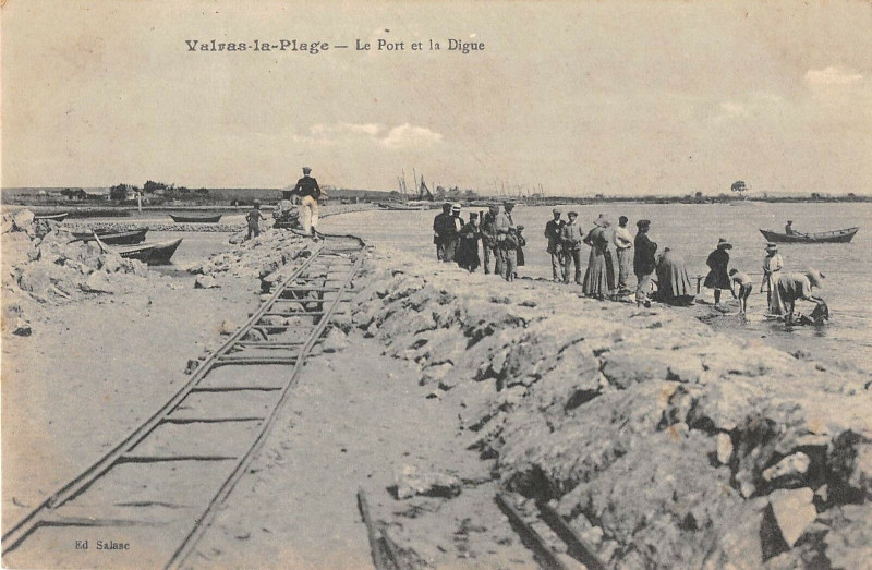 Carte postale ancienne Valras La Plage Le Port Et La Digue