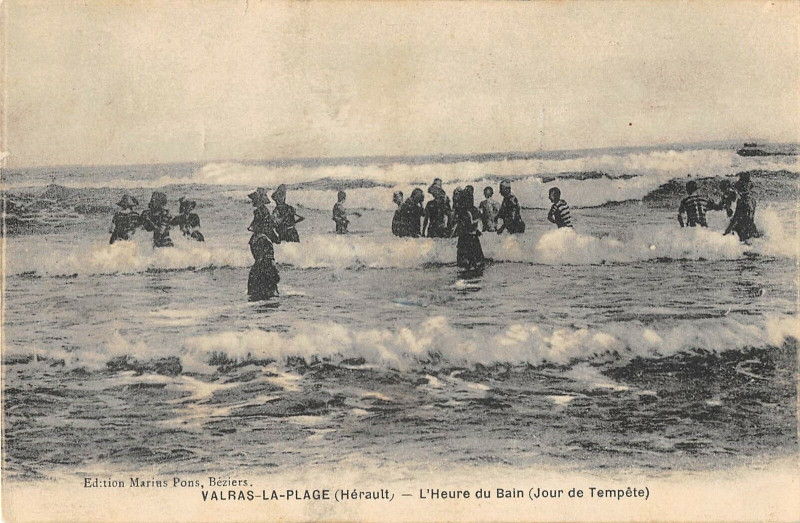 Carte postale ancienne Valras La Plage L'Heure Du Bain Jour De Tempete