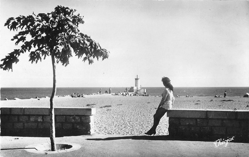 Carte postale ancienne Valras Plage Le Phare Et La Plage à Valras-Plage