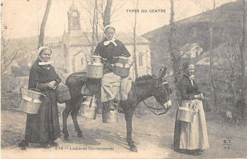Carte postale ancienne Types Du Centre Laitieres Correziennes