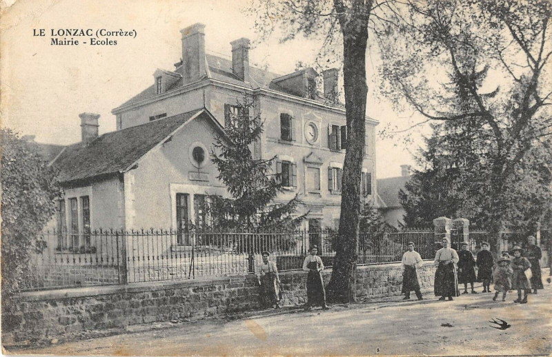 Carte postale ancienne Le Lonzac Mairie Ecoles au Lonzac