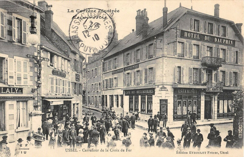Carte postale ancienne Ussel Carrefour De La Croix De Fer à Ussel