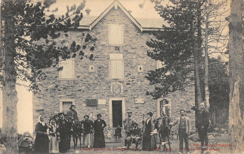 Carte postale ancienne Chalet Garde Du Canigou Arrivee De Caravane