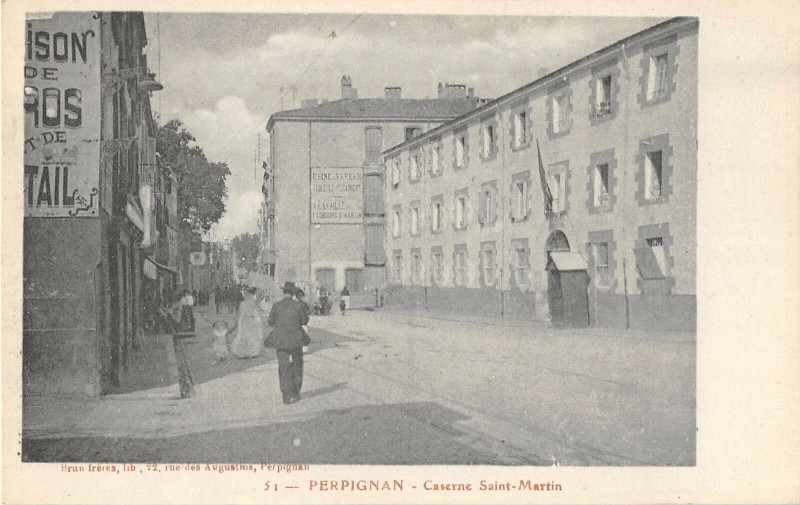 Carte postale ancienne Perpignan Caserne Saint-Martin à Perpignan