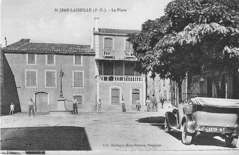 Carte postale ancienne Saint Jean Lasseille La Place à Saint-Jean-Lasseille