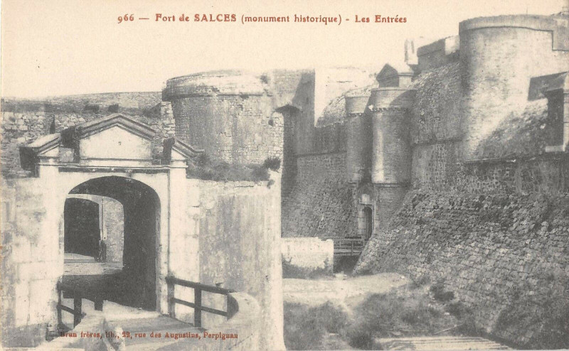 Carte postale ancienne Fort De Salses Les Entrees