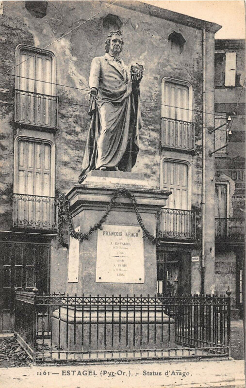 Carte postale ancienne Estagel Statue D'Arago à Estagel