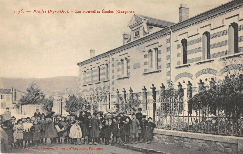 Carte postale ancienne Prades Les Nouvelle Ecoles Garcons à Prades