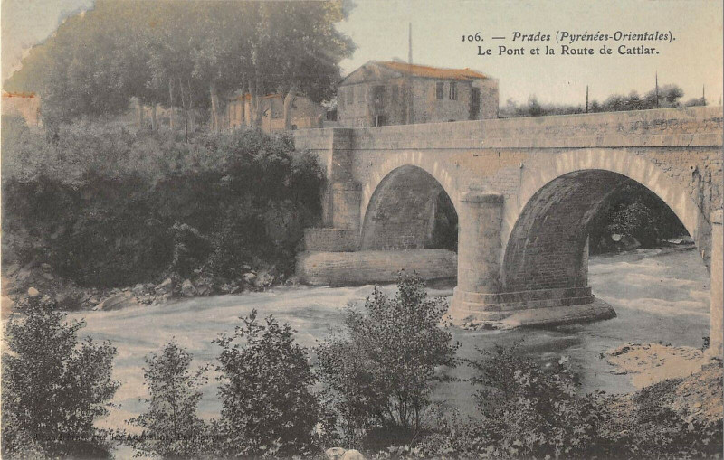 Carte postale ancienne Prades Le Pont Et La Route De Cattlar à Prades