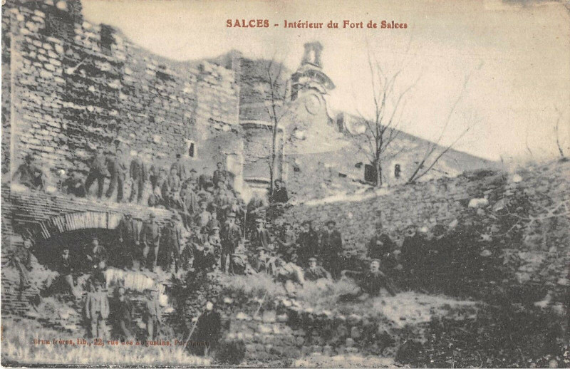 Carte postale ancienne Salses Interieur Du Fort à Ur