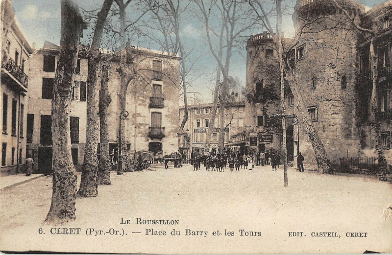 Carte postale ancienne Ceret Place Du Barry Et Les Tours à Céret