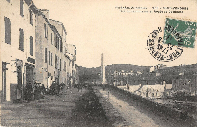 Carte postale ancienne Port Vendres Rue Du Commerce Et Route De Collioure à Collioure