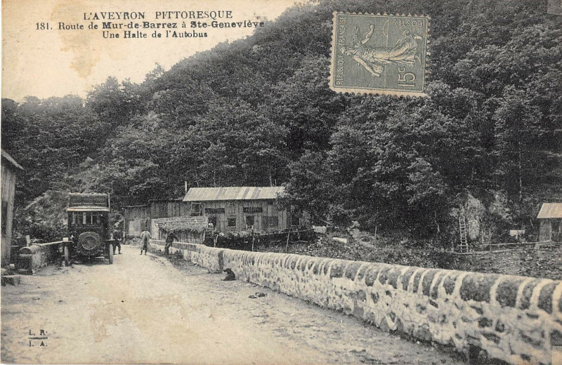 Carte postale ancienne Route De Mur De Barrez A Sainte-Genevieve Halte Autobus (cpa pas courante à Mur-de-Barrez