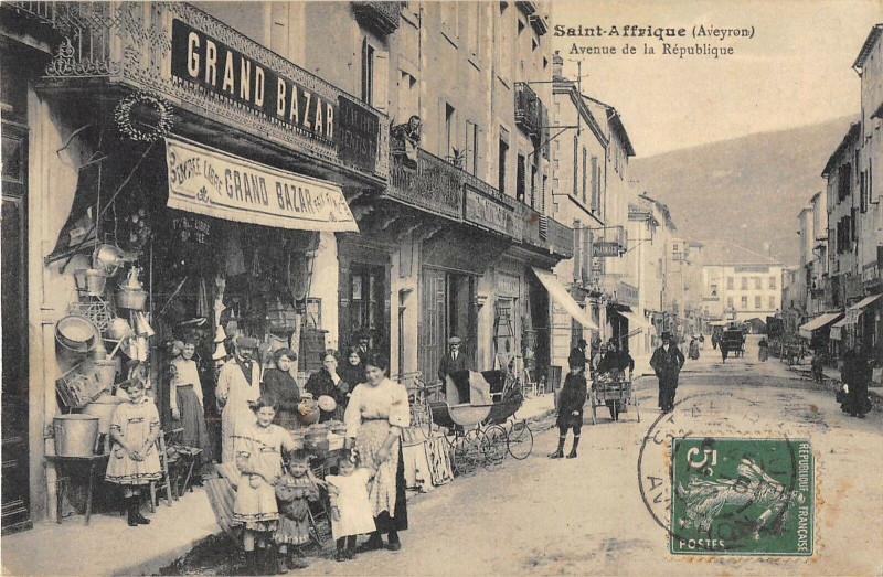 Carte postale ancienne Saint Affrique Avenue De La Republique (magasin Au Grand Bazar à Saint-Affrique