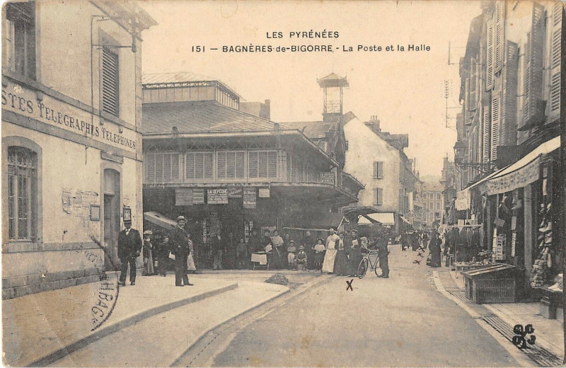 Carte postale ancienne Bagneres De Bigorre La Poste Et La Halle