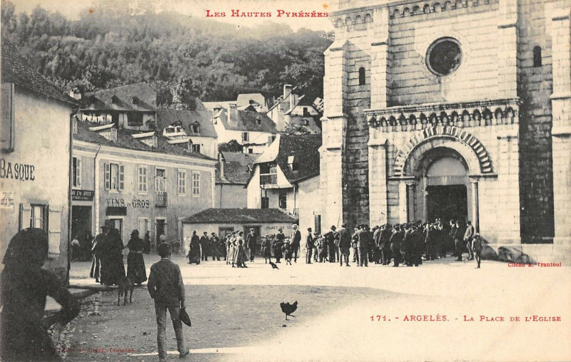 Carte postale ancienne Argeles La Place De L'Eglise