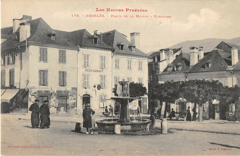 Carte postale ancienne Argeles Place De La Mairie Fontaine