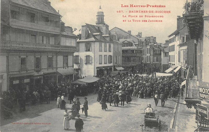 Carte postale ancienne Bagneres De Bigorre La Place De Strasbourg