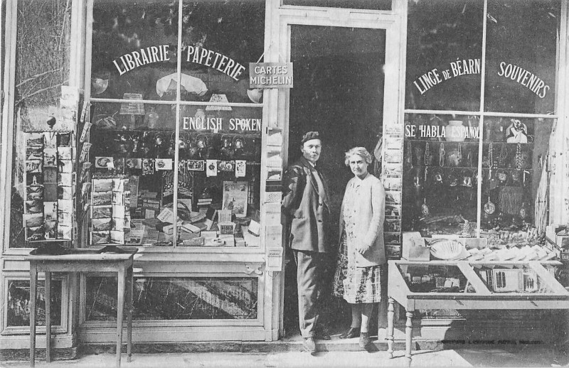 Carte postale ancienne Bagneres De Bigorre Magasin A L'Isard Blanc Bd Carnot Librairie Papeterie