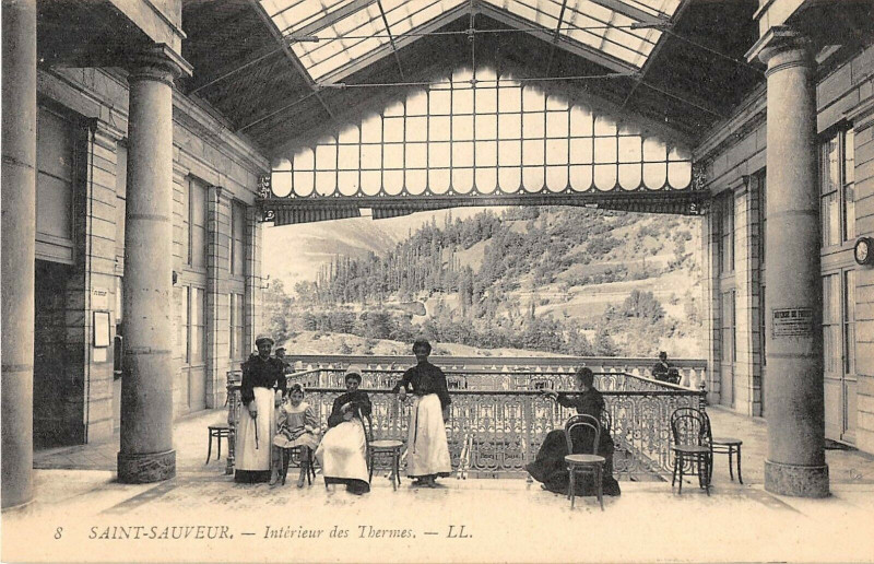 Carte postale ancienne Saint Sauveur Interieur Des Thermes