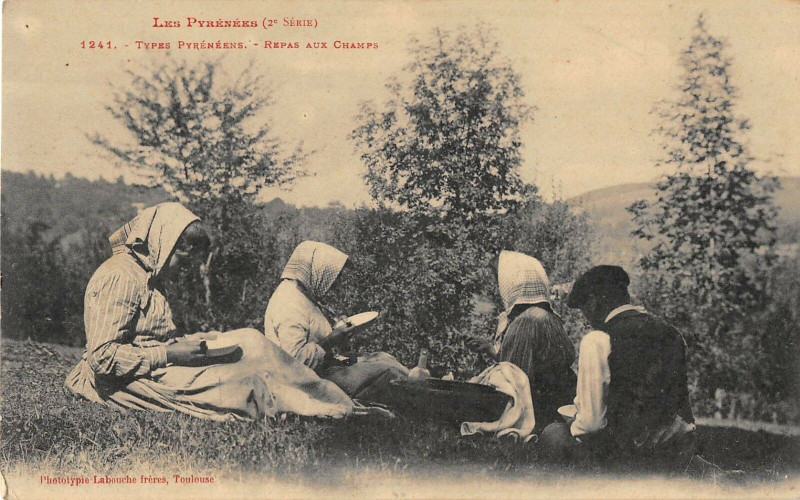 Carte postale ancienne Types Pyreneens Repas Aux Champs à Ens