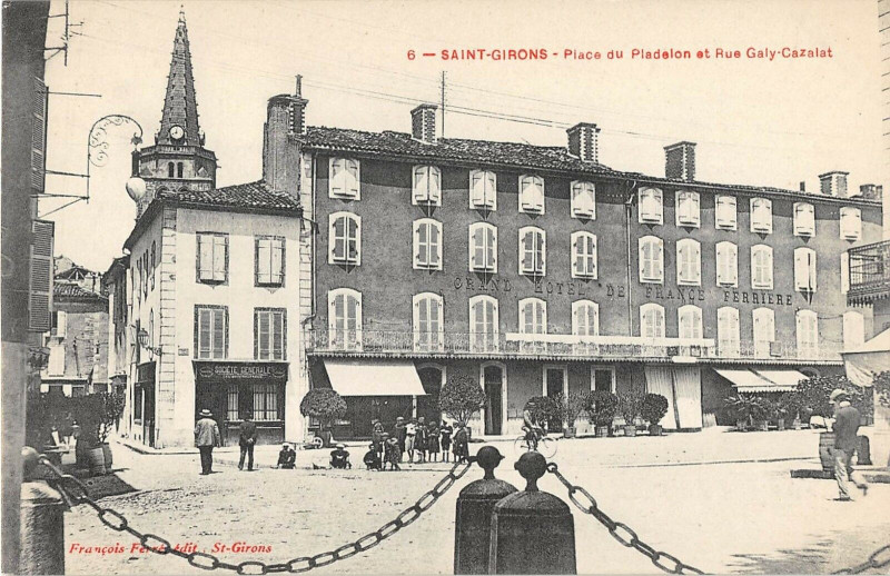Carte postale ancienne Saint Girons Place Du Pladelon Et Rue Galy Cazalat à Saint-Girons