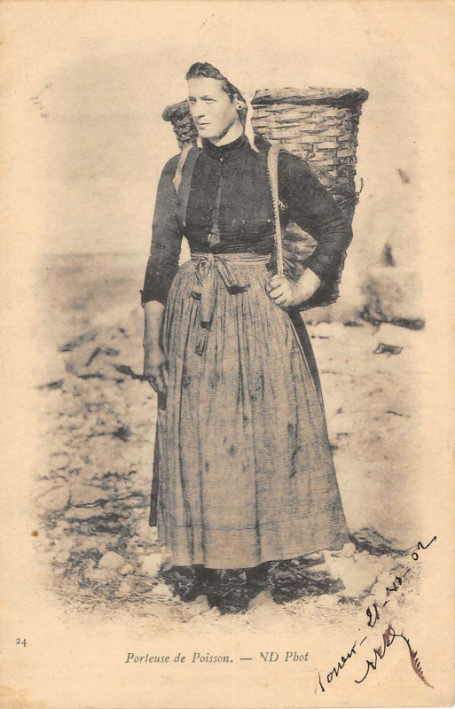 Carte postale ancienne Porteuse De Poissons  (dos non divisé) à Eu