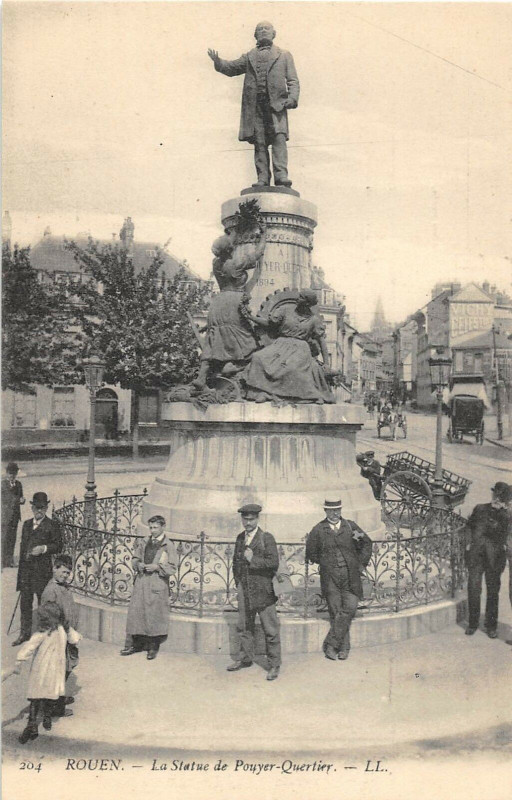 Carte postale ancienne Rouen La Statue Pouyer Quertier à Rouen