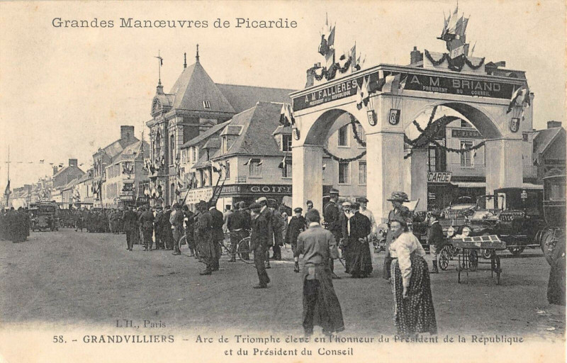 Carte postale ancienne Grandvilliers Arc De Triomphe Eleve Honneur President à Grandvilliers