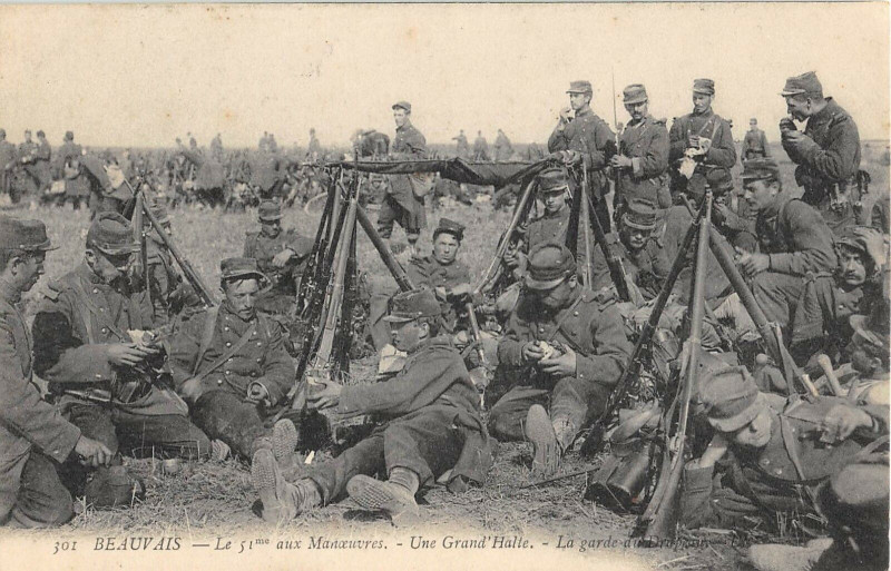 Carte postale ancienne Beauvais Le 51e Aux Manoeuvres Une Grand Halte La Garde Du Drapeau à Beauvais