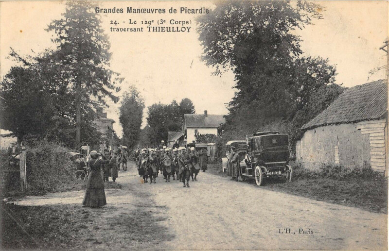 Carte postale ancienne Le 129e (3e Corps) Traversant Thieulloy à Y
