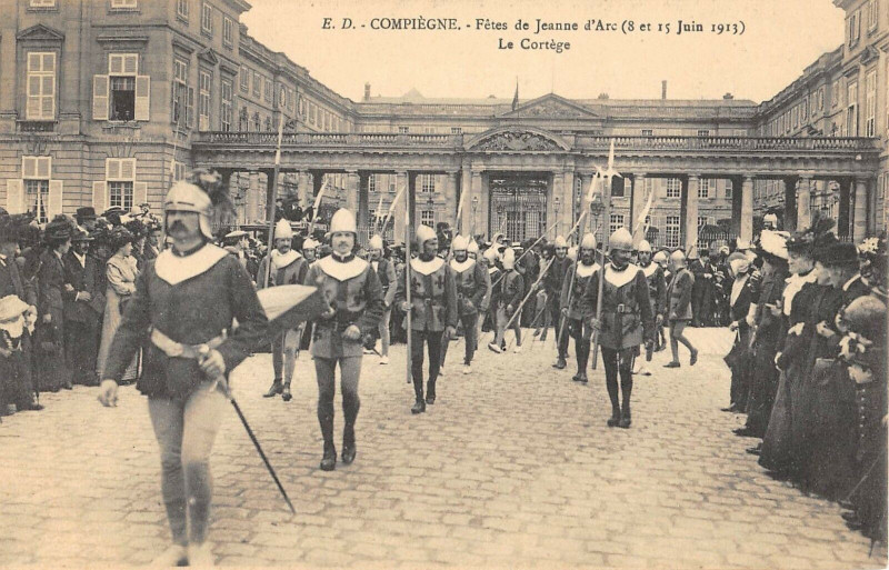 Carte postale ancienne Compiegne Fetes De Jeanne D'Arc Le Cortege à Compiègne