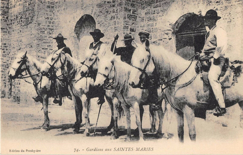 Carte postale ancienne Gardians Aux Saintes Maries