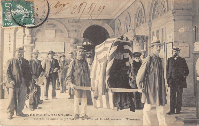 Carte postale ancienne Neris Porteurs Sous Le Peristyle