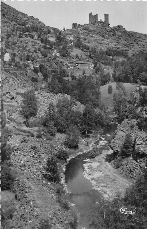 Carte postale ancienne Bagnols Les Bains Ruines Du Tournel Dominant Le Lot