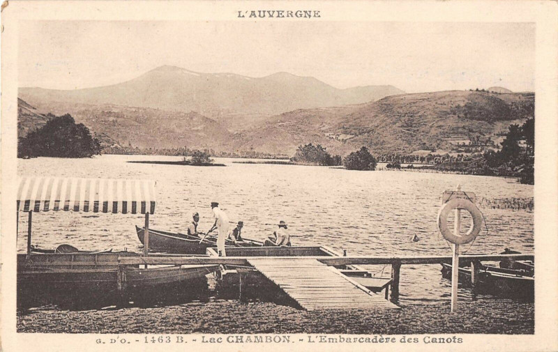 Carte postale ancienne Lac Chambon L'Embarcadere Des Canots