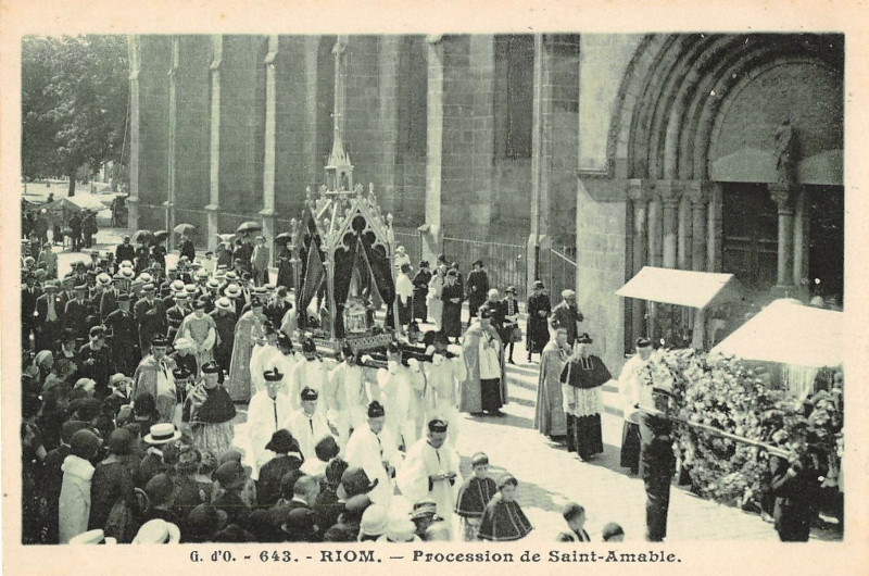 Carte postale ancienne Riom Procession De Saint Amable à Riom
