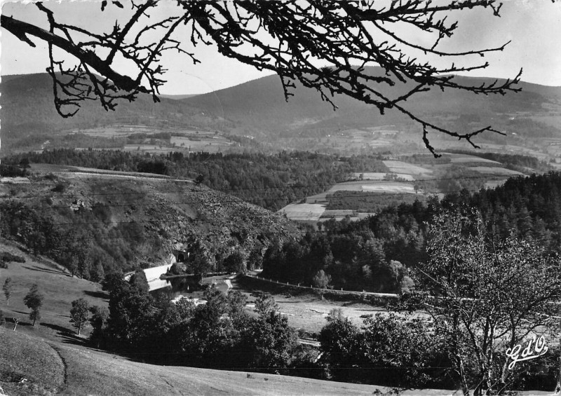 Carte postale ancienne Vallee De La Dore Au Perrier Aval Ambert à Perrier