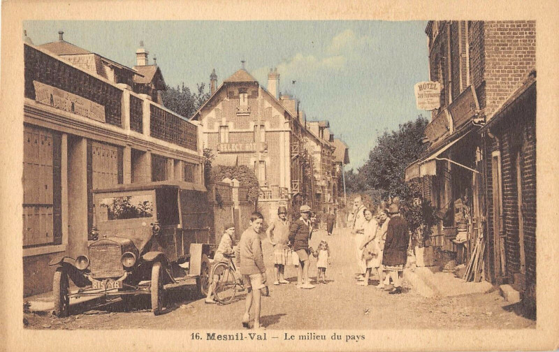 Carte postale ancienne Mesnil Val Le Milieu Du Pays à Eu