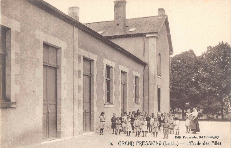 Carte postale ancienne Grand Pressigny L'Ecole Des Filles
