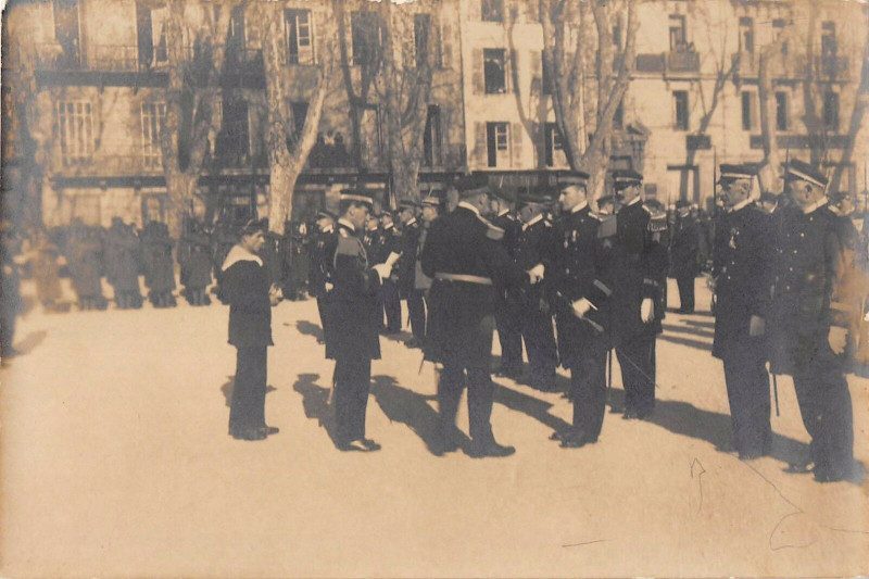 Carte postale ancienne Toulon Carte Photo 1917 Remise De Decoration A Des Officiers De La Marine à Toulon