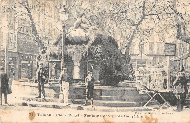 Carte postale ancienne Toulon Place Puget Fontaine Des 3 Dauphins à Toulon