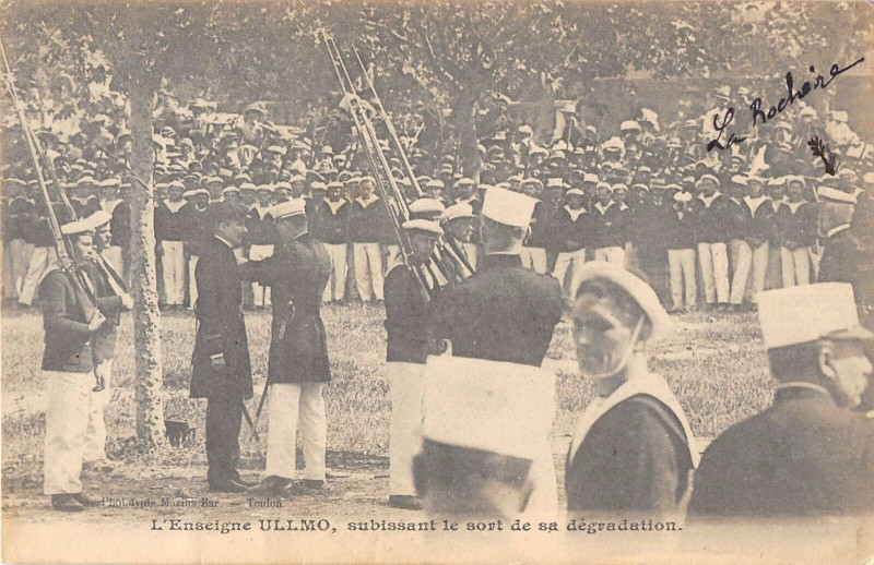 Carte postale ancienne L'Enseigne Ullmo Subissant Le Sort De Sa Dregadation