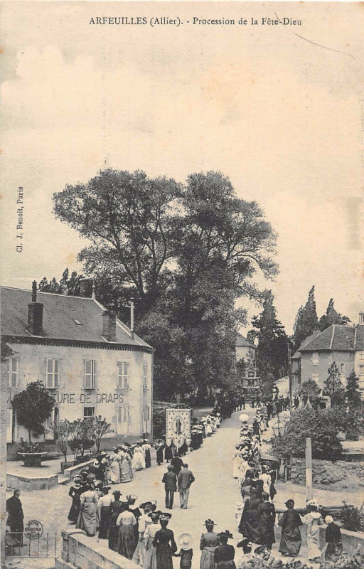 Carte postale ancienne Arfeuilles Procession De La Fete Dieu à Arfeuilles