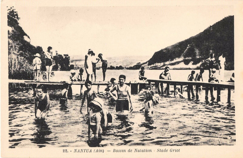 Carte postale ancienne Nantua Bassin De Natation Stade Griot à Nantua