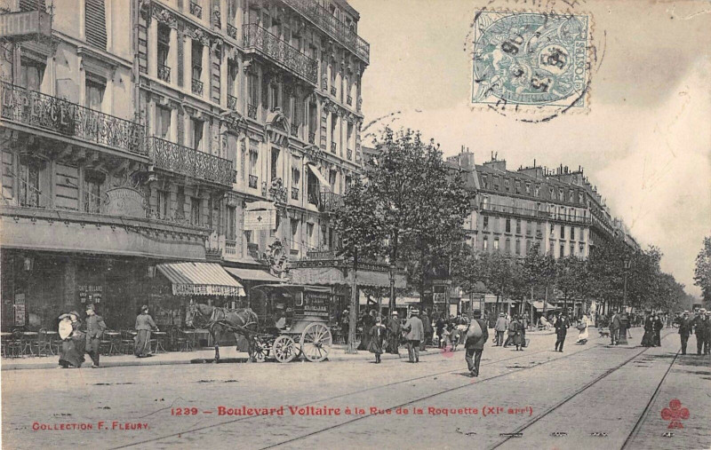 Carte postale ancienne Paris XIe Boulevard Voltaire A La Rue De La Roquette à Paris 11e