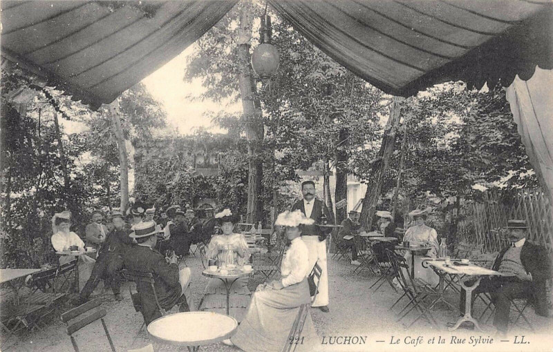 Carte postale ancienne Luchon Le Cafe Et La Rue Sylvie